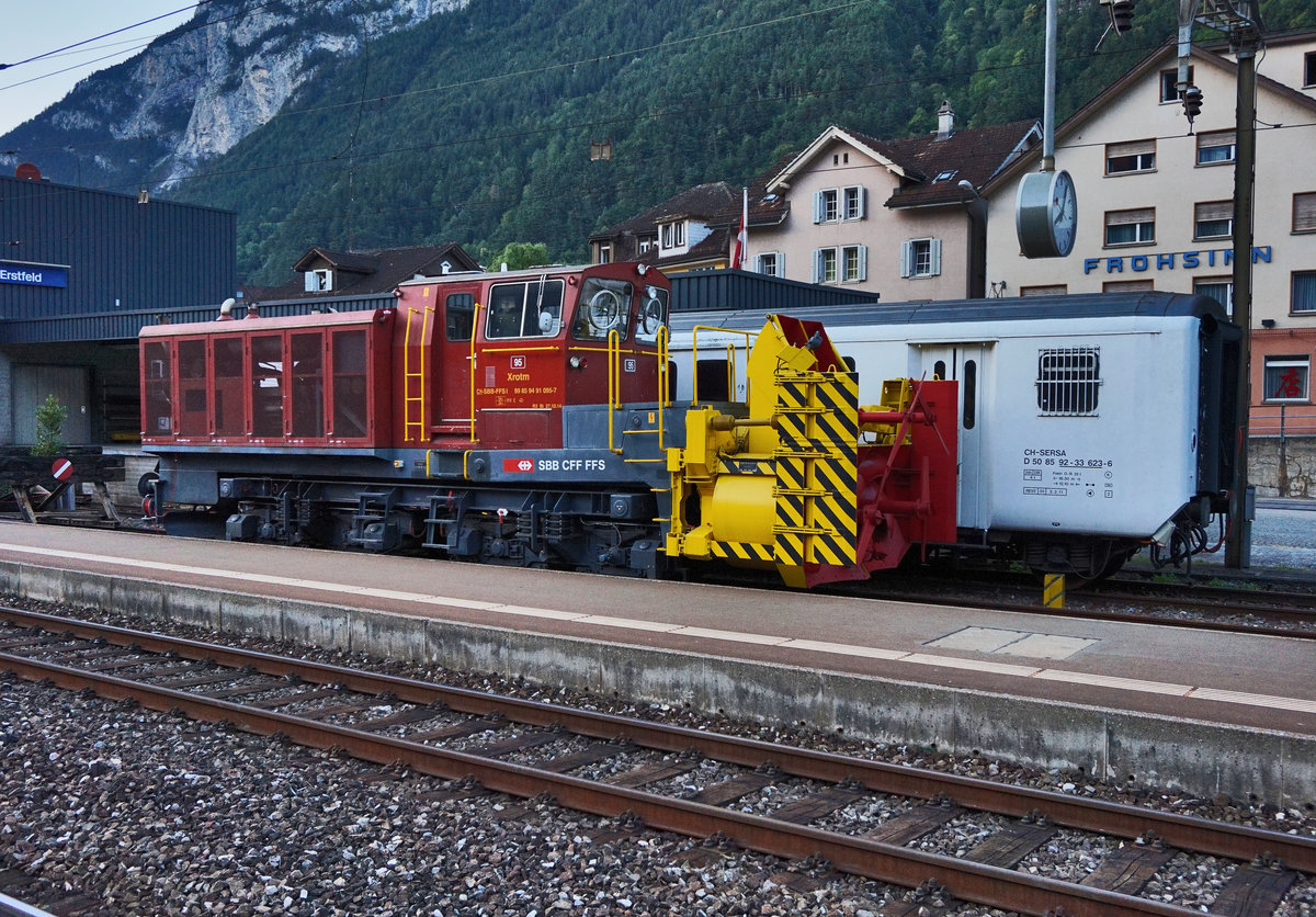 SBB-Schneeschleuder Xrotm 99 85 949 1 096-5 steht am 20.7.2016 im Bahnhof Erstfeld.