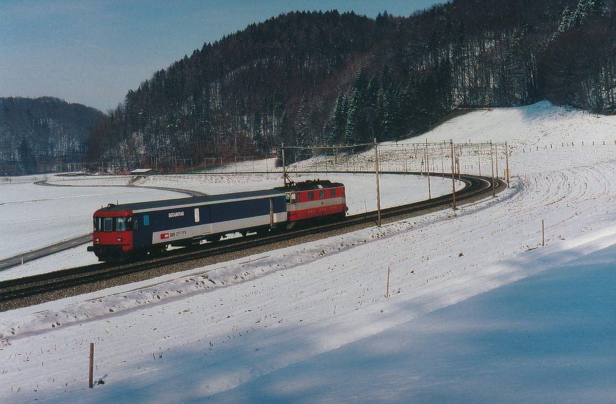 SBB: Schon im Jahre 2004 wurden SECURITAS-ZÜGE mit Re 4/4 anstatt RBDe 4/4 Triebwagen geführt, wie die bei Wynigen entstandene Winteraufnahme zeigt.
Foto: Walter Ruetsch