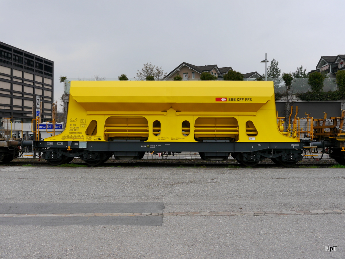 SBB - Schotterwagen Faccnpps ( Xans) 31 85 693 7 032-9 abgestellt in Rotkreuz am 28.02.2016