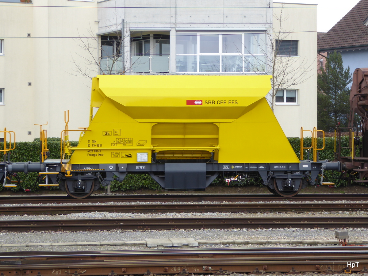 SBB - Schotterwagen Fccnpps ( Xns ) 21 85 643 9 006-8 abgestellt in Lyss am 12.02.2016