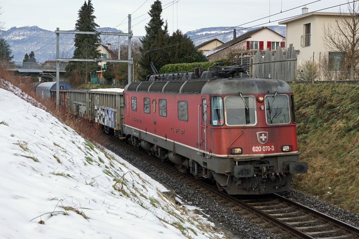 SBB Schrottzug nach Gerlafingen mit der Re 620 070-3  AFFOLTERN AM ALBIS  bei Biberist am 20. Januar 2021.
Foto: Walter Ruetsch