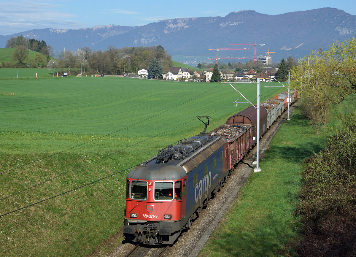 SBB: Schrottzug nach Gerlafingen. Re 620 051-3  DORNACH-ARLESHEIM  zwischen Solothurn und Biberist am 11. April 2016.
Foto: Walter Ruetsch