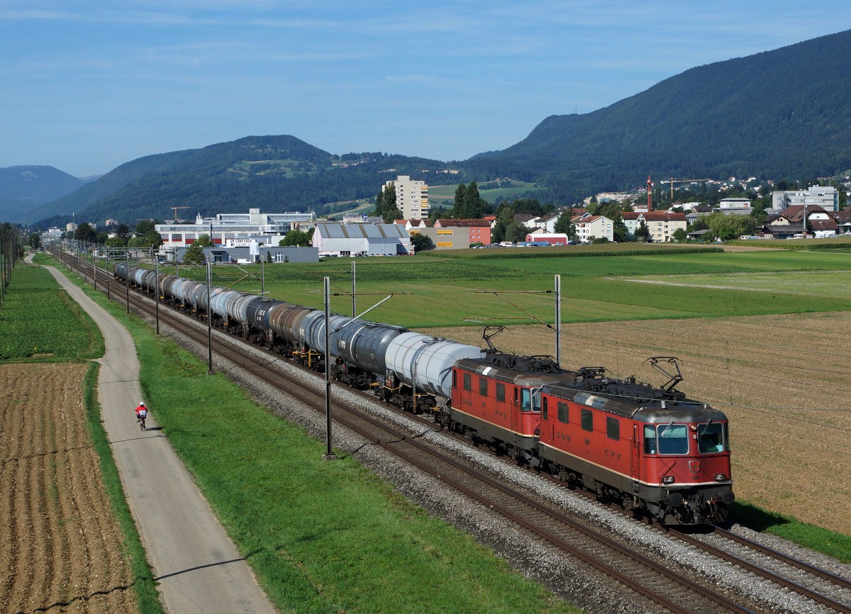 SBB: Schwerer Kesselwagenzug mit Doppeltraktion Re 420 zwischen Bettlach und Selzach unterwegs am 26. August 2015.
Foto: Walter Ruetsch