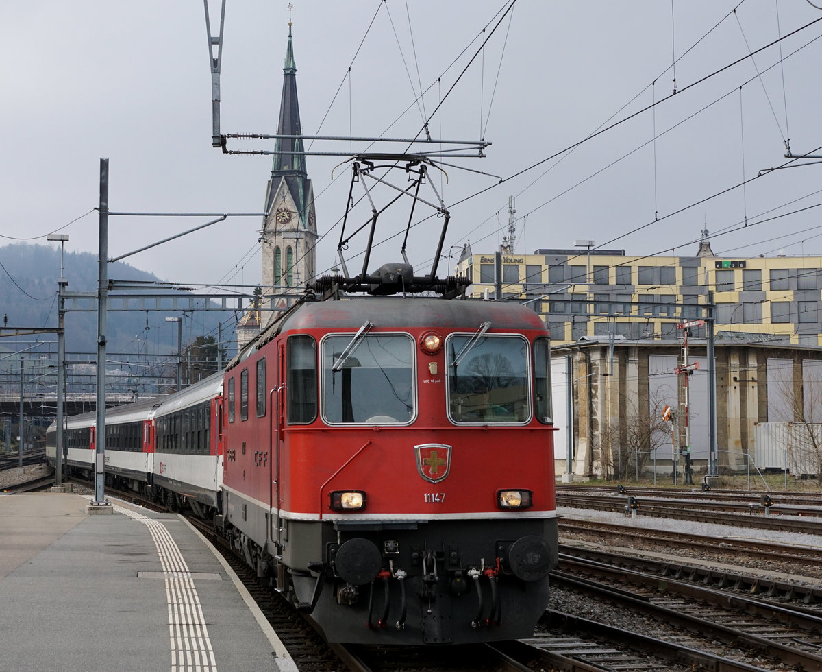 SBB: Sehr bald Geschichte.
Impressionen vom 17. März 2017 mit Re 4/4 bespannten Personenzügen im Bahnhof St.Gallen.
Re 4/4 11147
Foto: Walter Ruetsch