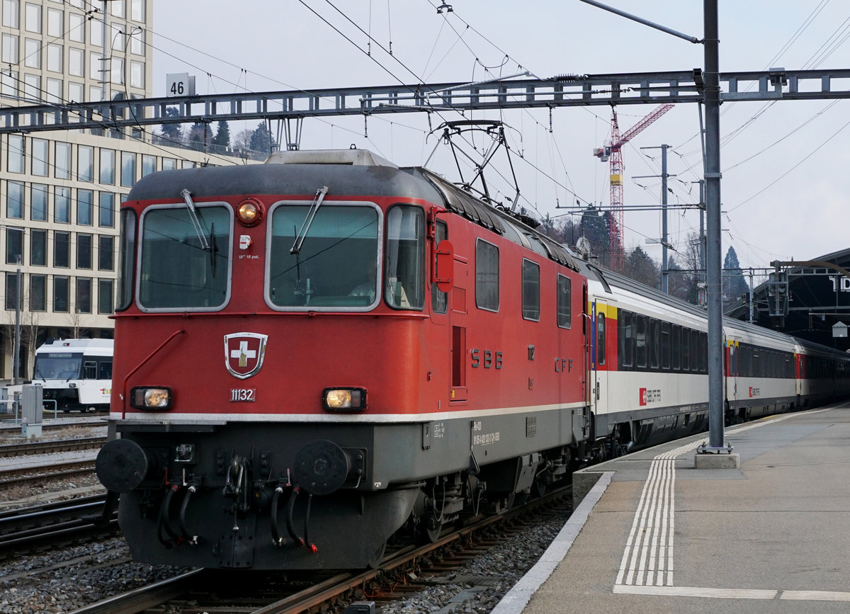 SBB: Sehr bald Geschichte.
Impressionen vom 17. März 2017 mit Re 4/4 bespannten Personenzügen im Bahnhof St.Gallen.
Re 4/4 11132
Foto: Walter Ruetsch