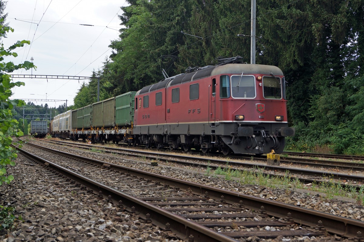 SBB: Sehr selten ist die Re 6/6 11601  WOLHUSEN  bei Gerlafingen unterwegs. Die nicht alltägliche Aufnahme ist am 8. Juli 2015 zwischen Wiler bei Utzenstorf und Gerlafingen entstanden. Bei der Serie 11601 bis 11602, die im Jahre 1972 in Betrieb gesetzt und anfänglich ausschliesslich am Gotthard eingesetzt wurde, handelt es sich um die zwei Prototypen mit geteiltem Kasten, analog der RhB Ge 6/6 701-707. 
Foto: Walter Ruetsch 