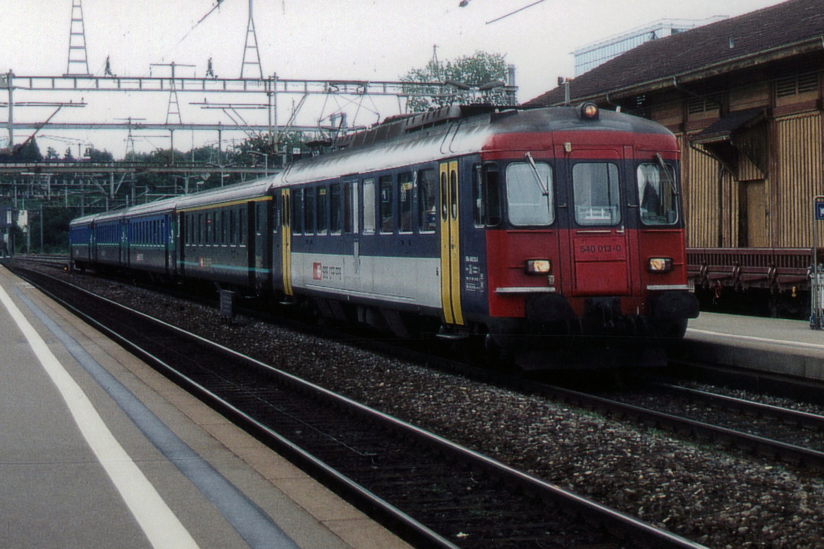 SBB: SEHR SELTENE RBe 540 EINSÄTZE IN DER WESTSCHWEZ.
Seit dem Fahrplanwechsel 2004 verkehrten auf dem Abschnitt Romont – Palézieux der SBB-Strecke Fribourg – Lausanne von Montag bis Freitag alleinfahrende Triebwagen RBe 540.
Der Solotriebwagen, der wochentags als Regionalzug zwischen Romont und Palézieux fuhr, kam an den Wochenenden am Genfer See zum Einsatz. Der RBe führte den aus vier EW II gebildeten RE 2618 Lausanne – Genève; als Rückleistung bespannte er den aus Dt, EW II  und Re 4/4 II gebildeten Pendelzug RE 2635.
Regionalzug Lausanne - Genève mit dem RBe 540 013 anlässlich der Bahnhofsdurchfahrt Nyon am 24. Juli 2005.
Anmerkung zur Aufnahme: Für die Dokumentation dieses Zuges, der pro Woche nur einmal in dieser Formation nach Genève verkehrte, habe ich in meinem Archiv leider nur diese Schlechtwetteraufnahme gefunden. Diese Strecke liegt nicht gerade vor meiner Haustüre! 
Foto: Walter Ruetsch  



