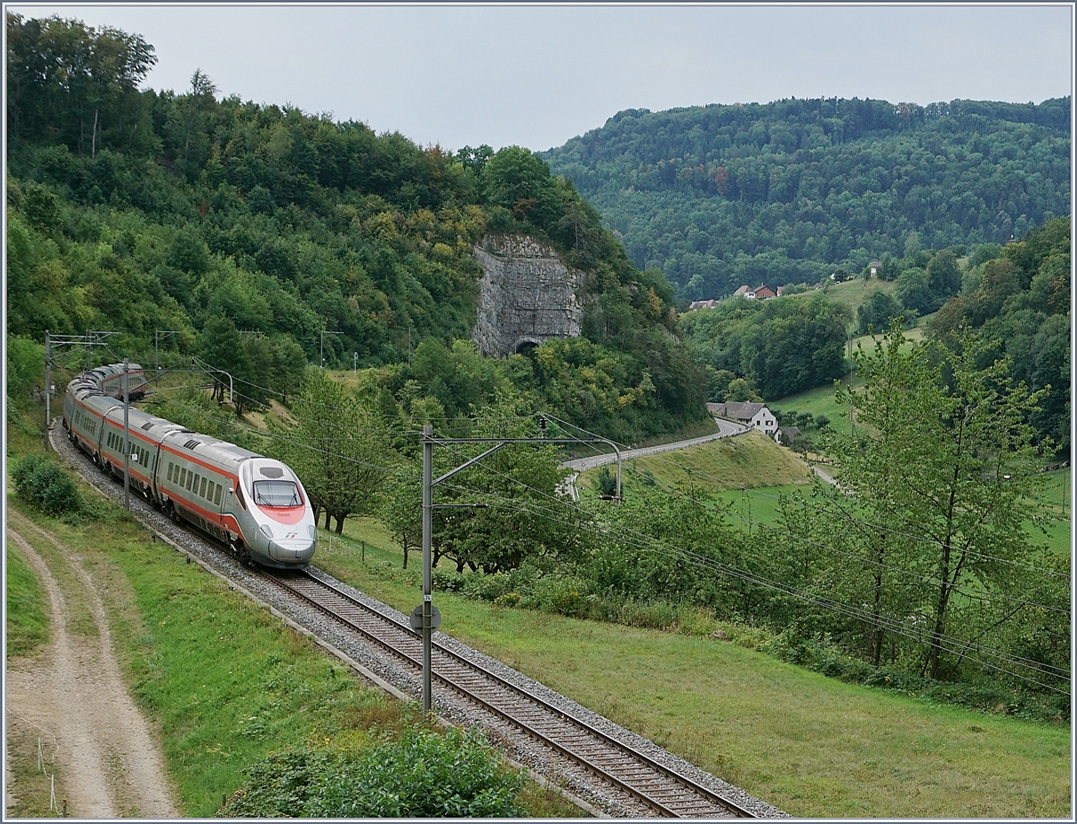 SBB Sommerfahrplan 2018 und damit Baustellenbedingt ein FS Trenitalia ETR 610 als EC Milano Centrale - Simplon - Basel SBB auf der  Alten Hauensteinlinie  kurz nach Läufelfingen. 

7. Aug. 2018