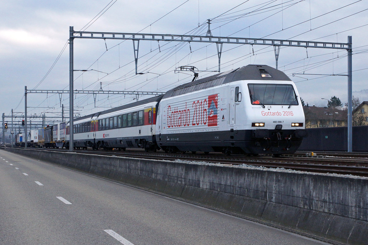 SBB: Sonderzug Basel-Lugano-Basel zum Fahrplanwechsel 2016 sowie der Inbetriebnahme des Gotthard-Basistunnels. Der sehr speziell formierte Zug, der Basel bereits am frühen Morgen verliess, bestand aus der Re 460 098-7 Gottardo, zwei Personenwagen, verschiedenen Güterwagen und der Re 420 346-7. Entstanden ist die Aufnahme bei Dulliken am 11. Dezember 2016.
Foto: Walter Ruetsch 