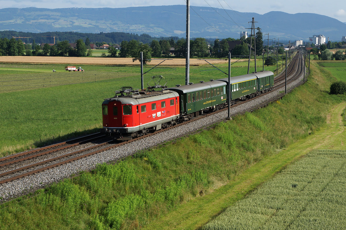 SBB: Sonderzug mit der ehemaligen SBB Re 4/4 I 10009 in ländlicher Gegend auf der alten Stammstrecke bei Bettenhausen am 28. Juni 2016.
Foto: Walter Ruetsch