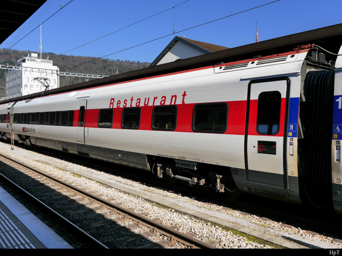 SBB - Speisewagen mit 1 Kl. Abteil  WRA 94 85 4 500 004-4 ( Triebzug RABDe 500 004 Mani Matter ) im Bahnhof Biel am 23.03.2019
