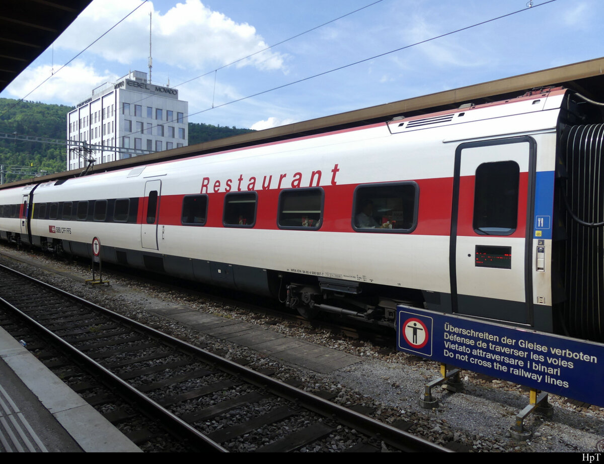 SBB - Speisewagen mit 1 Kl. Abteil WRA 94 85 4 500 007-7 im Bahnhof Biel am 21.05.2022