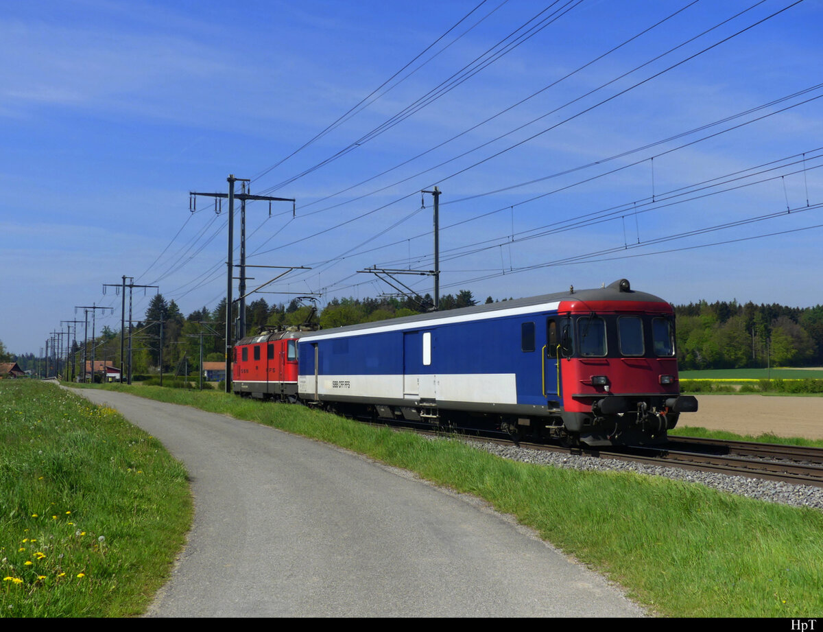 SBB - Spez. Steuerwagen für den Gefangenen Transport St 50 85 89-33 900-3 unterwegs bei Lyssach am 02.05.2022