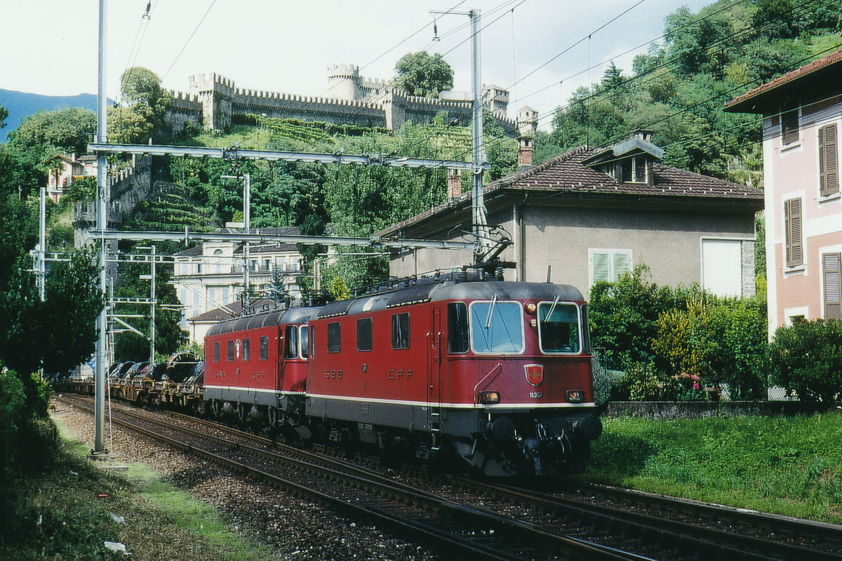 SBB: Stahl Mannesmann unter Plane in in Richtung Süden geführt im August 1998.
Die Aufnahme der Re 10/10 bestehend aus der Re 4/4 III 11367 und der Re 6/6 11627 Luterbach-Attisholz ist beim Passieren der südlichen Ausfahrt bei Bellinzona entstanden.
Foto: Walter Ruetsch