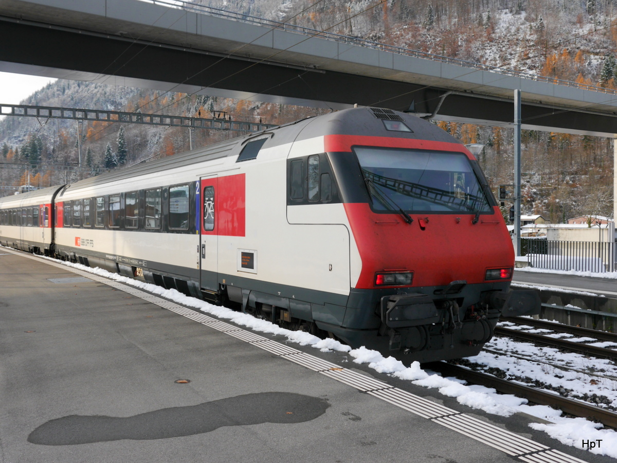 SBB - Steuerwagen 2 Kl. Bt 50 85 28-94 949-0 in Interlaken Ost am 02.12.2017