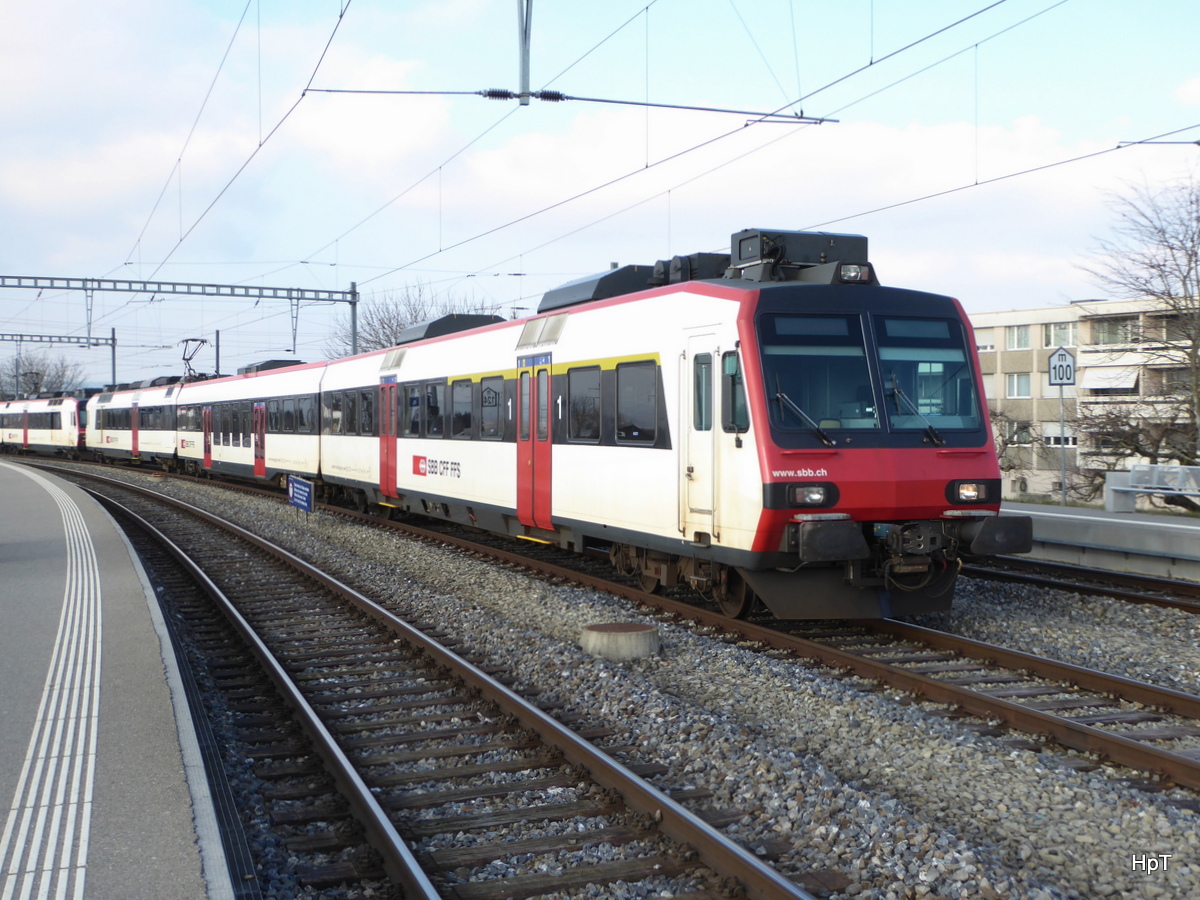 SBB - Steuerwagen ABt  50 85 39-43 832-7 an der Spitze eines Regio als Reserve abgestellt im Bahnhof Kerzers am 13.01.2018
