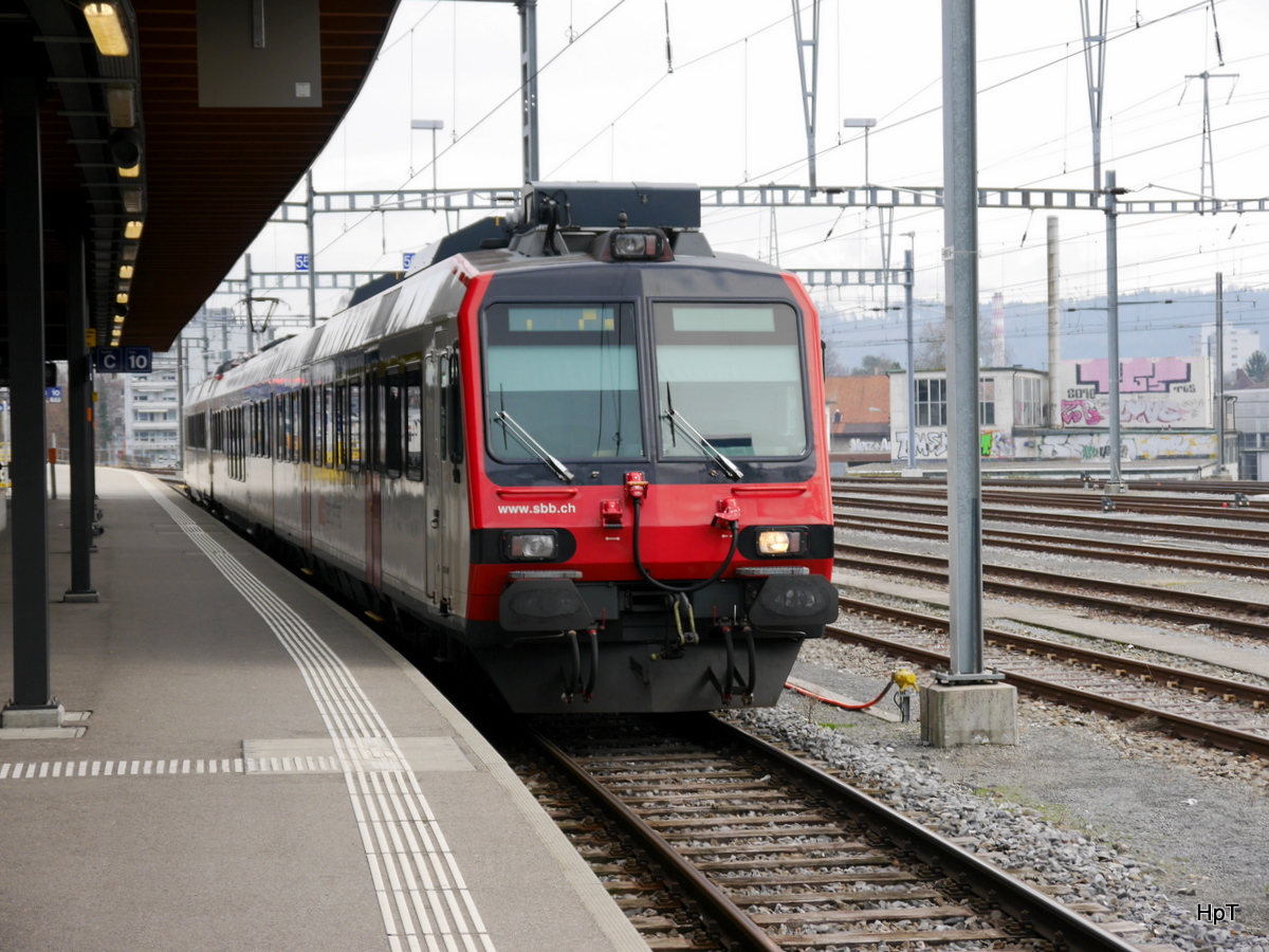 SBB - Steuerwagen ABt 50 85 39-43 880-6 an der Spitze eines Regio nach Neuchatel im Bahnhof von Biel-Bienne am 28.01.2018