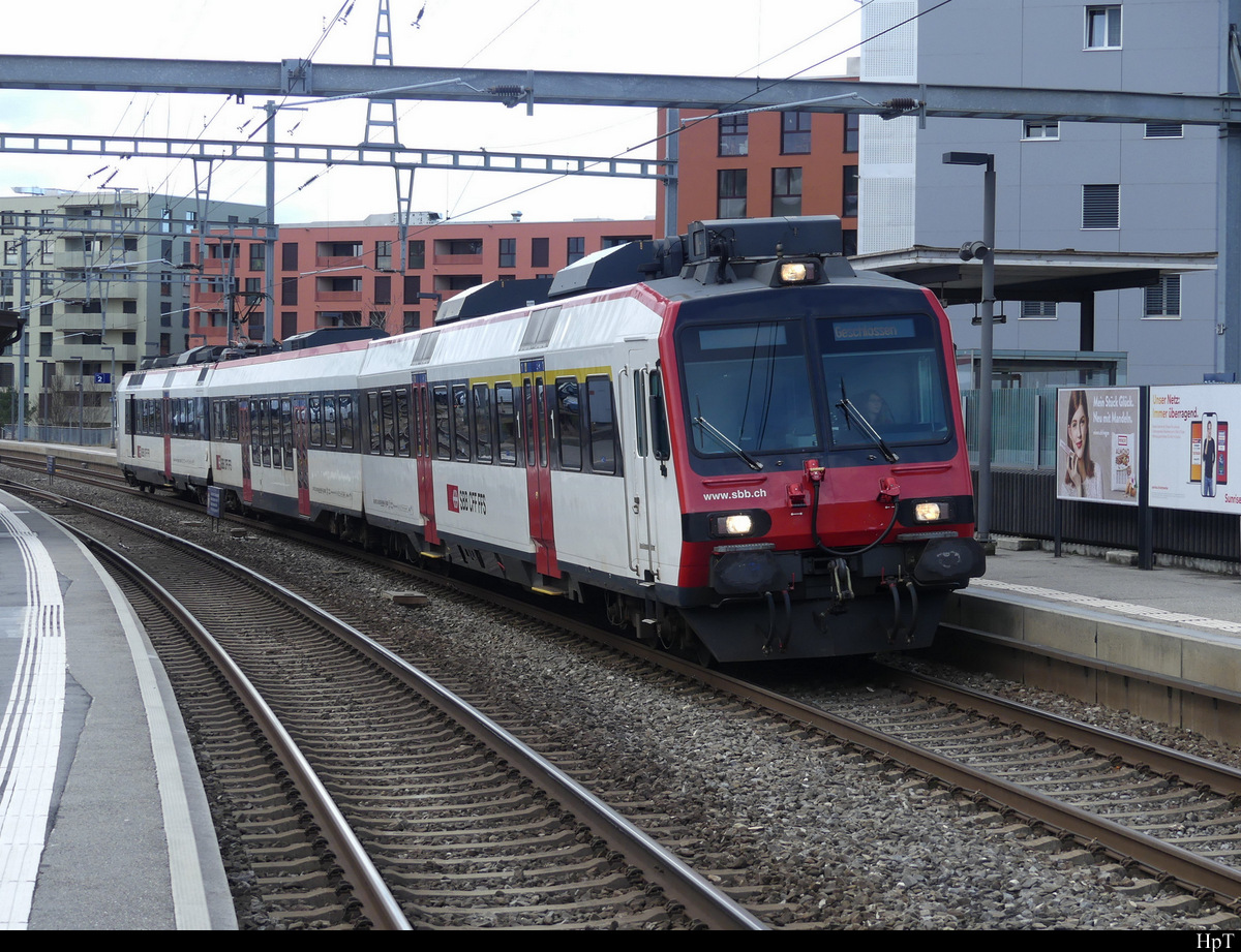 SBB - Steuerwagen ABt 50 85 39-43 899-6 an der Spitze eines Regios nach Bern bei der einfahrt im Bhf. Düdingen am 19.02.2022