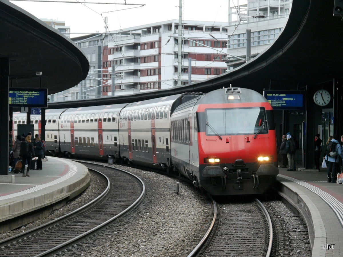 SBB - Steuerwagen an der Spitze eines IR nach Luzern im Bahnhof Zug am 28.01.2018