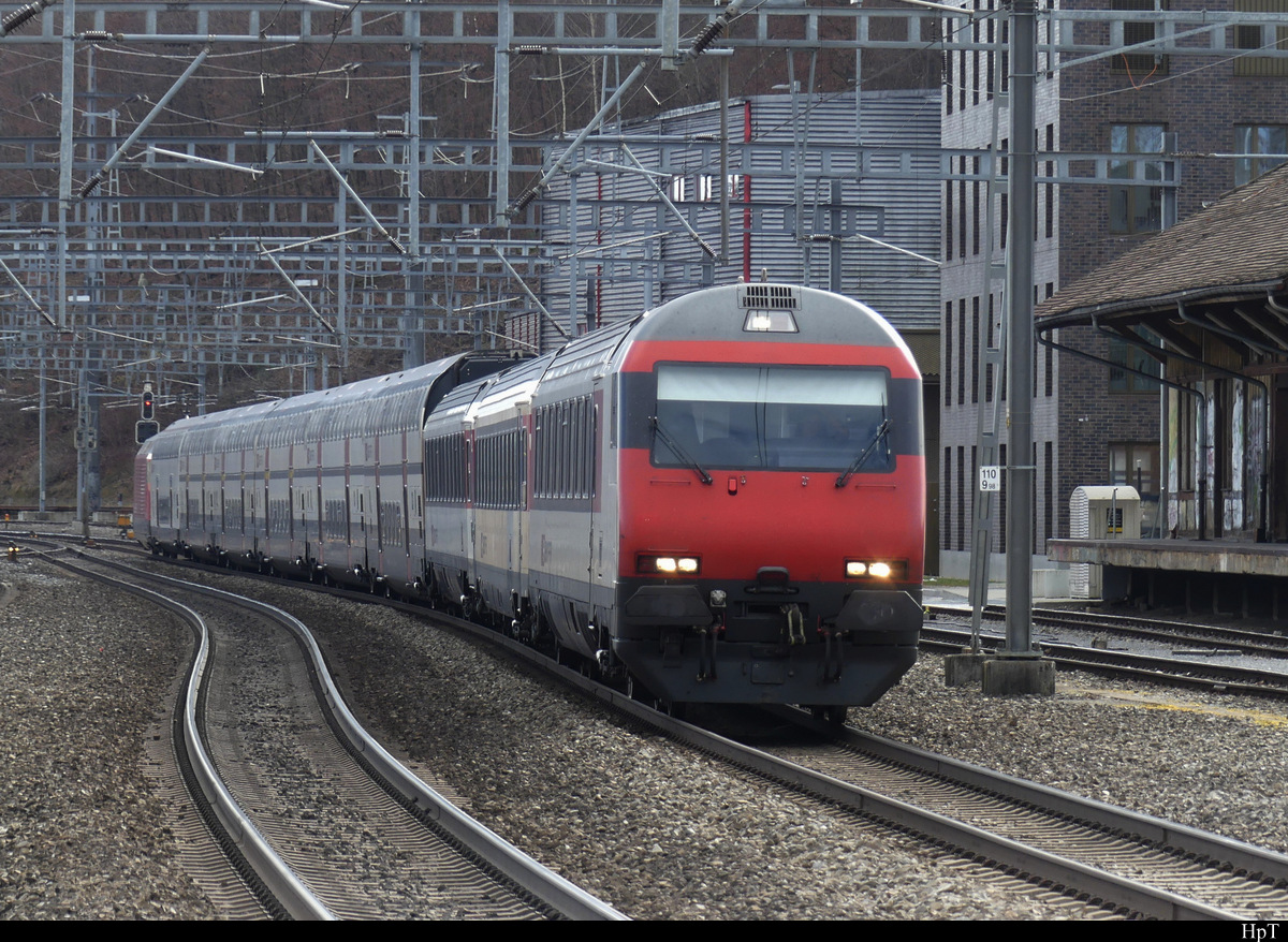 SBB - Steuerwagen Bt  50 85 28-94 934-2 an der Spitze eines IR bei der durchfahrt im Bhf. Ostermundigen am 19.02.2022