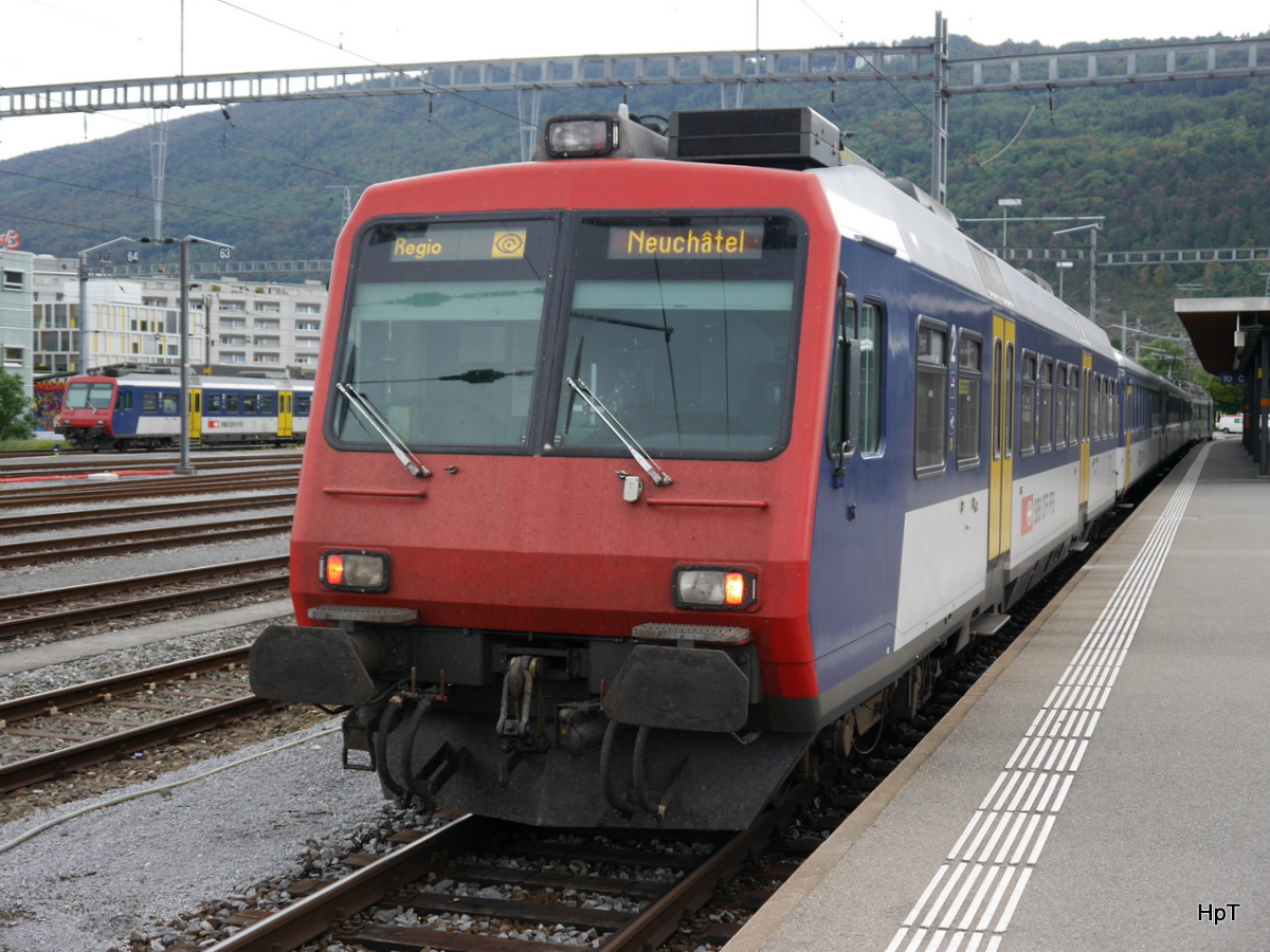 SBB - Steuerwagen Bt 50 85 29-35 955-8 am Schluss eines Regio nach Neuchatel im Bahnhofsareal in Biel am 04.09.2016