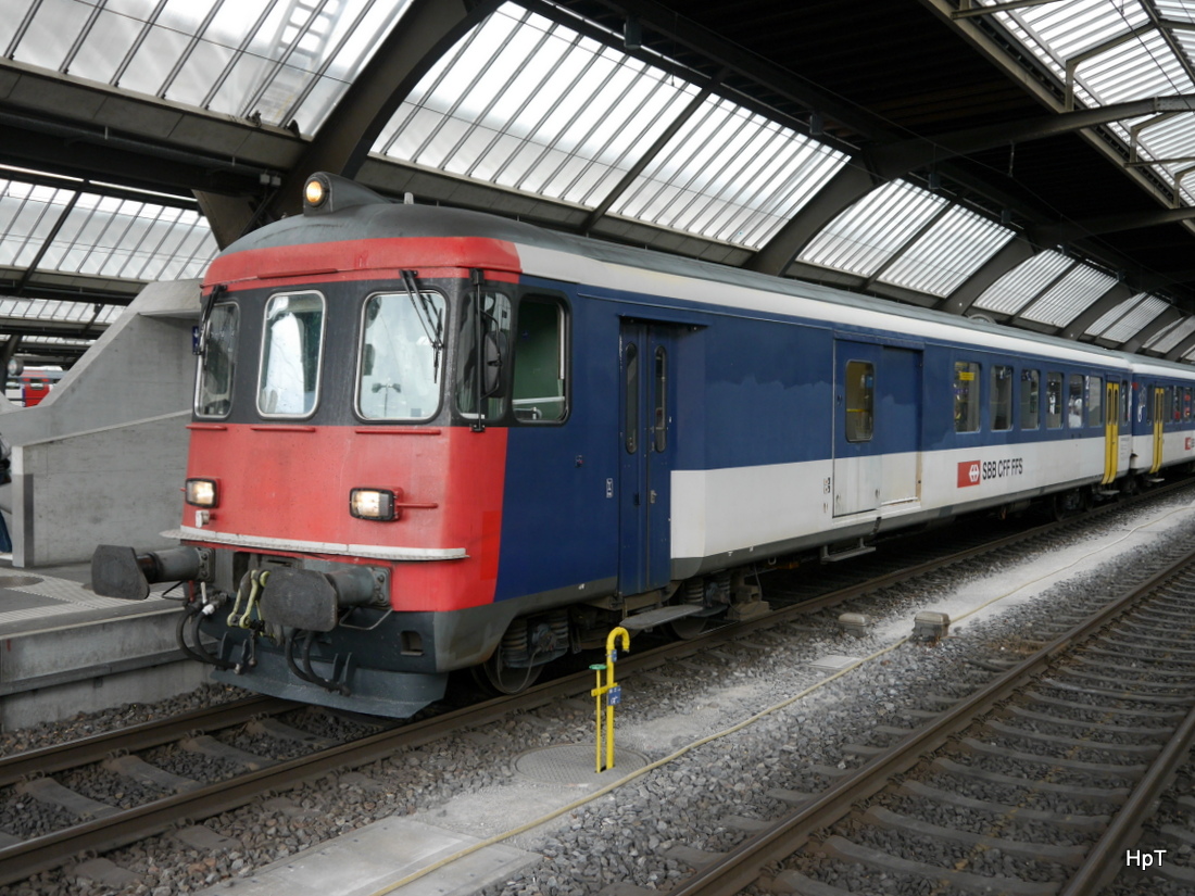SBB - Steuerwagen mit Gepäckabteil  BDt 50 85 82-33 990-1 im HB Zürich am 25.04.2015