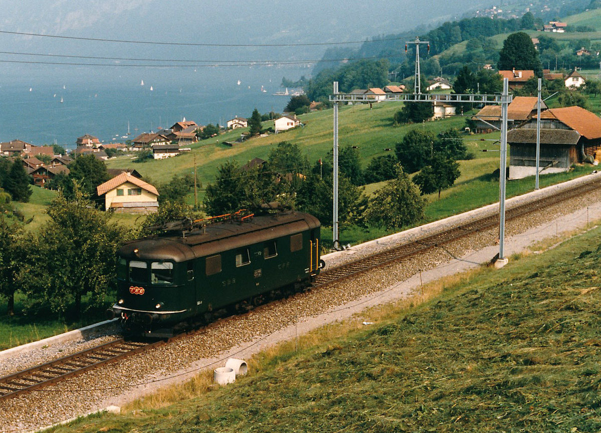 SBB: TEE Re 4/4: Lokzug mit der Re 4/4 I 10050 bei Faulensee im Sommer 1988. Die Re 4/4 I 10034, 10035, 10046 und 10050 wurden in den 70er-Jahren mit grünem Anstrich und dem besonderen Signet für die Führung des TEE  RHEINGOLD  eingesetzt.
Foto: Walter Ruetsch 