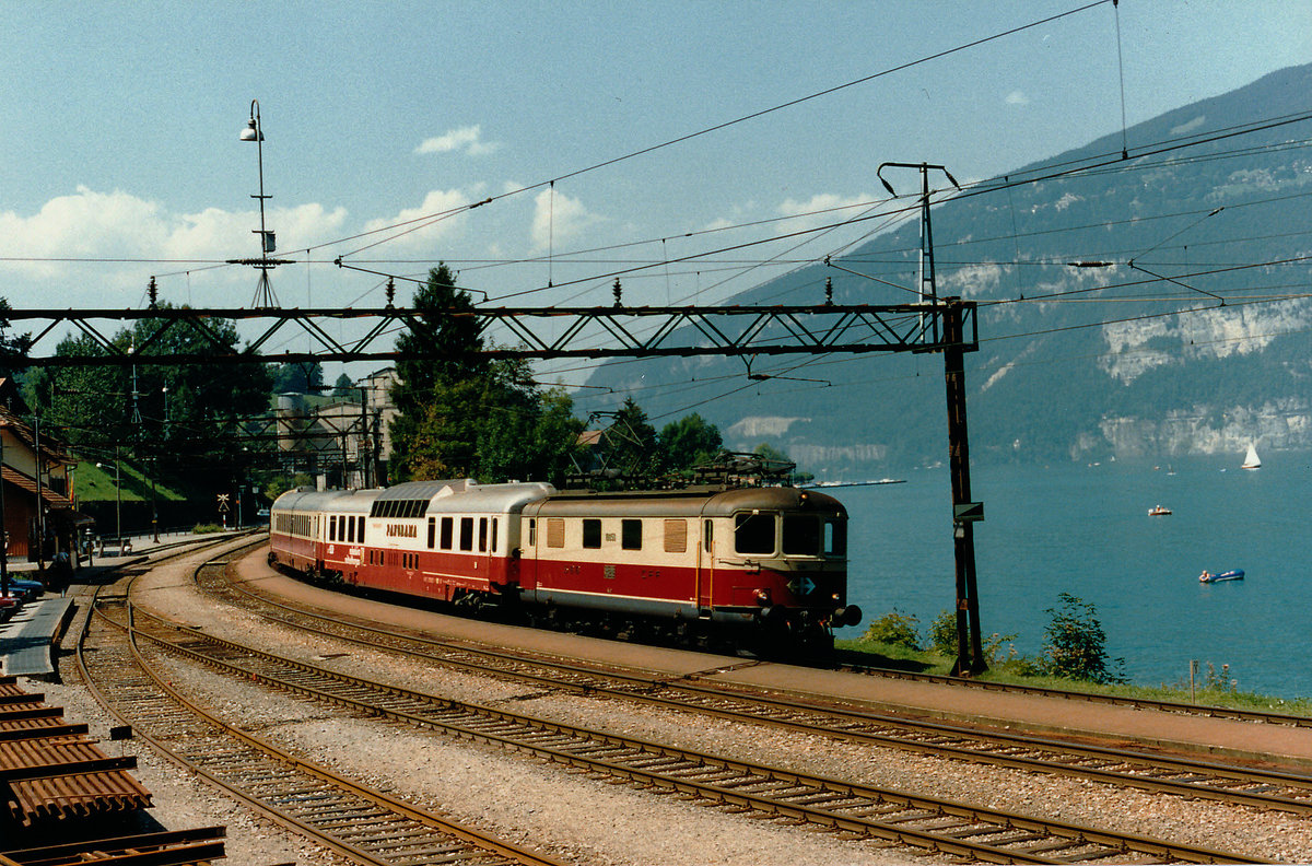 SBB: TEE Re 4/4: TEE-Sonderzug mit Domcar des Reisebüros Mittelthurgau mit der SBB Re 4/4 I 10050 bei Därligen im Jahre 1988.
Foto: Walter Ruetsch