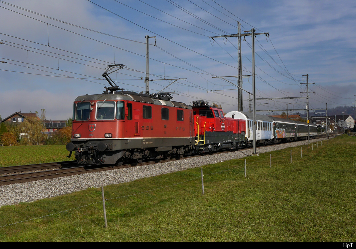 SBB - Testzug unterwegs in Richtung Bern mit den Fahrzeugen Re 4/4  420 157-0 und Aem 940 007-8 + PROSE Dienstwagen X 50 85 99-70 113-3 sowie den SBB Personenwagen 2 Kl. B 50 85 21-73 433-7 + B 50 85 21-73 395-8 + B 50 85 21-73 530-0 bei Lyssach am 31.10.2020