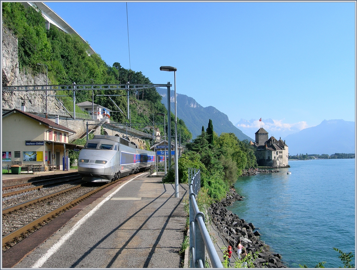 SBB TGV Lyria von Brig nach Paris beim Château de Chillon am 4. August 2007.