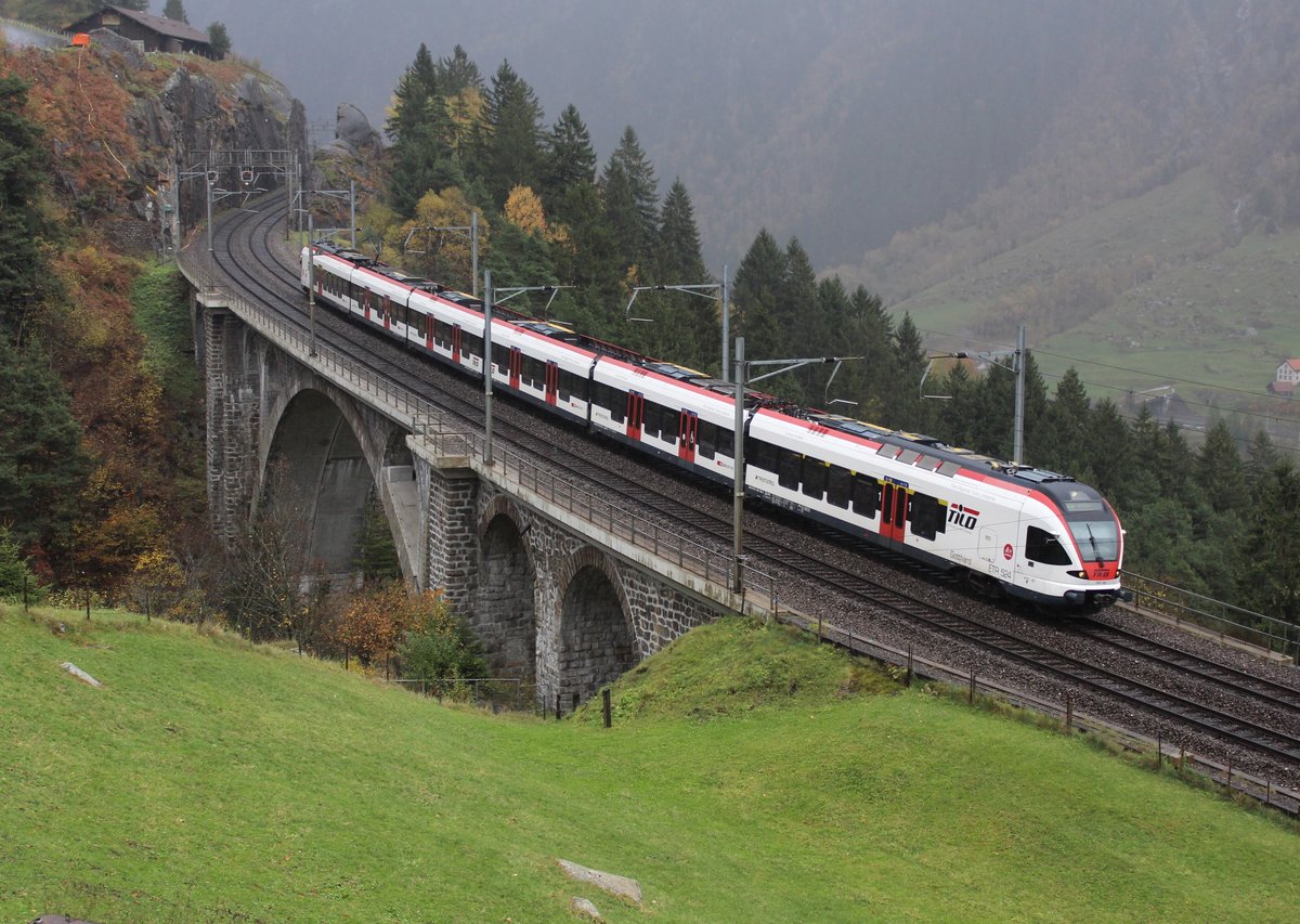 SBB Tilo RABe 524 132 durchquert im Bild die mittlere Meienreussbrücke Richtung Erstfeld. An diesen Tag waren es sehr deutlich viel weniger Fotografen entlang der Nordrampe, als am vergangenen Tag. Sonntag, 22. Oktober 2017
