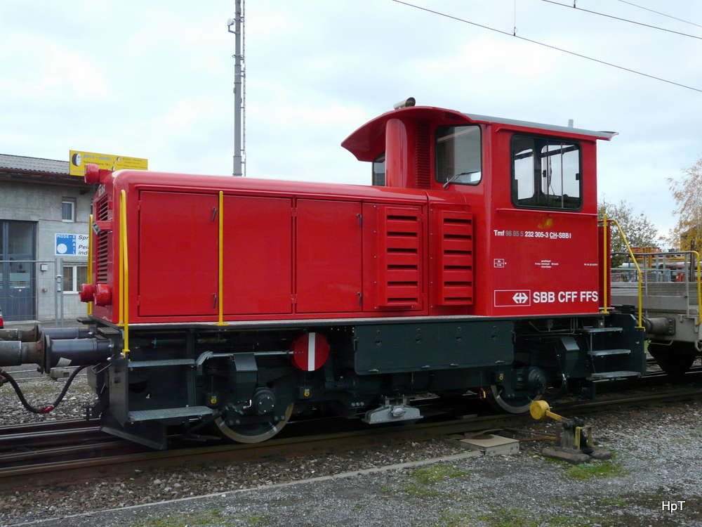 SBB - Tm 2/2  232 305-3 im Güterbahnhof Biel am 24.11.2013