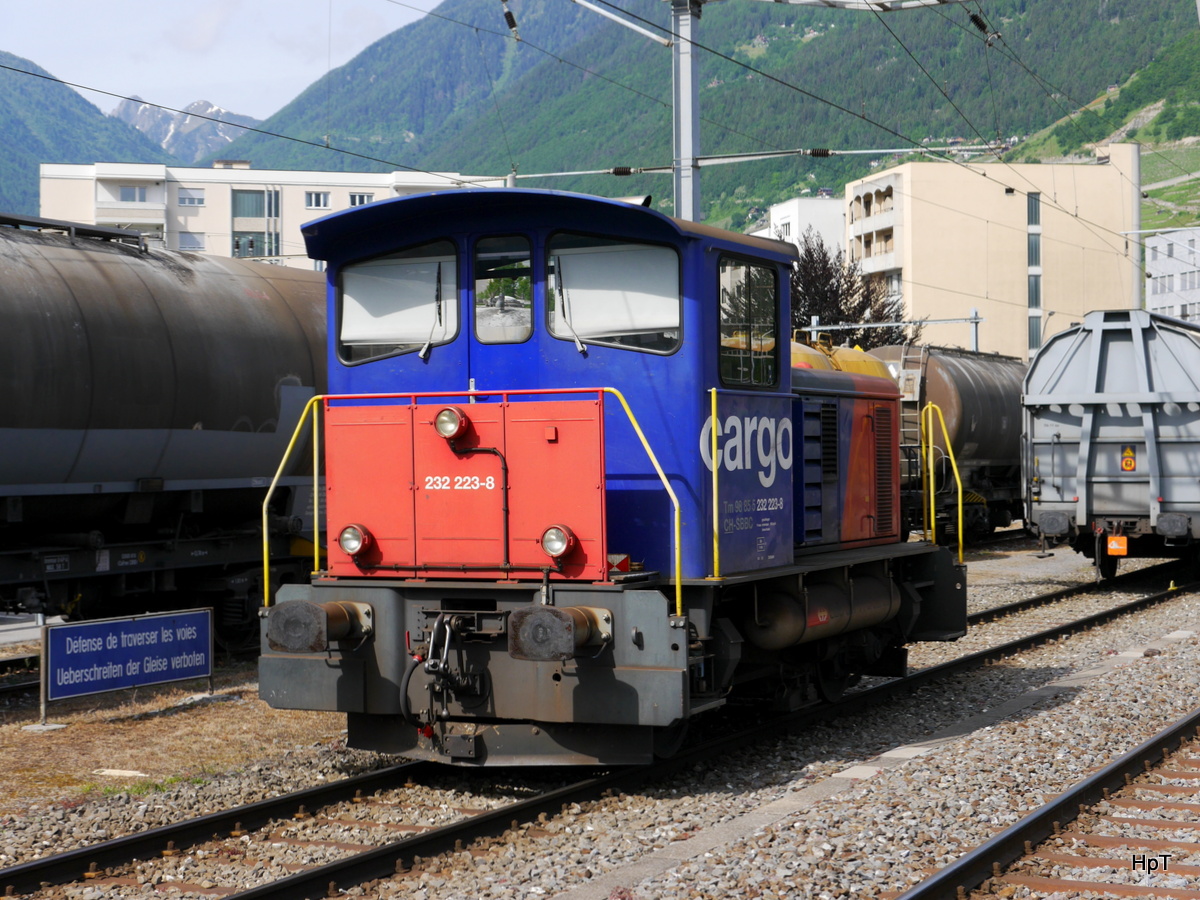 SBB - Tm 2/2  232 223-8 im Bahnhofsareal in Matigny am 31.05.2015