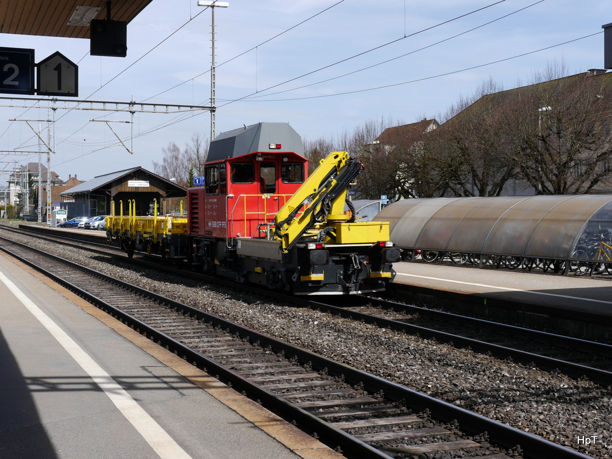 SBB - Tm 2.2  234 116-2 mit Dienstwagen bei der durchfahrt im Bahnhof von Herzogenbuchsee am 03.04.2018