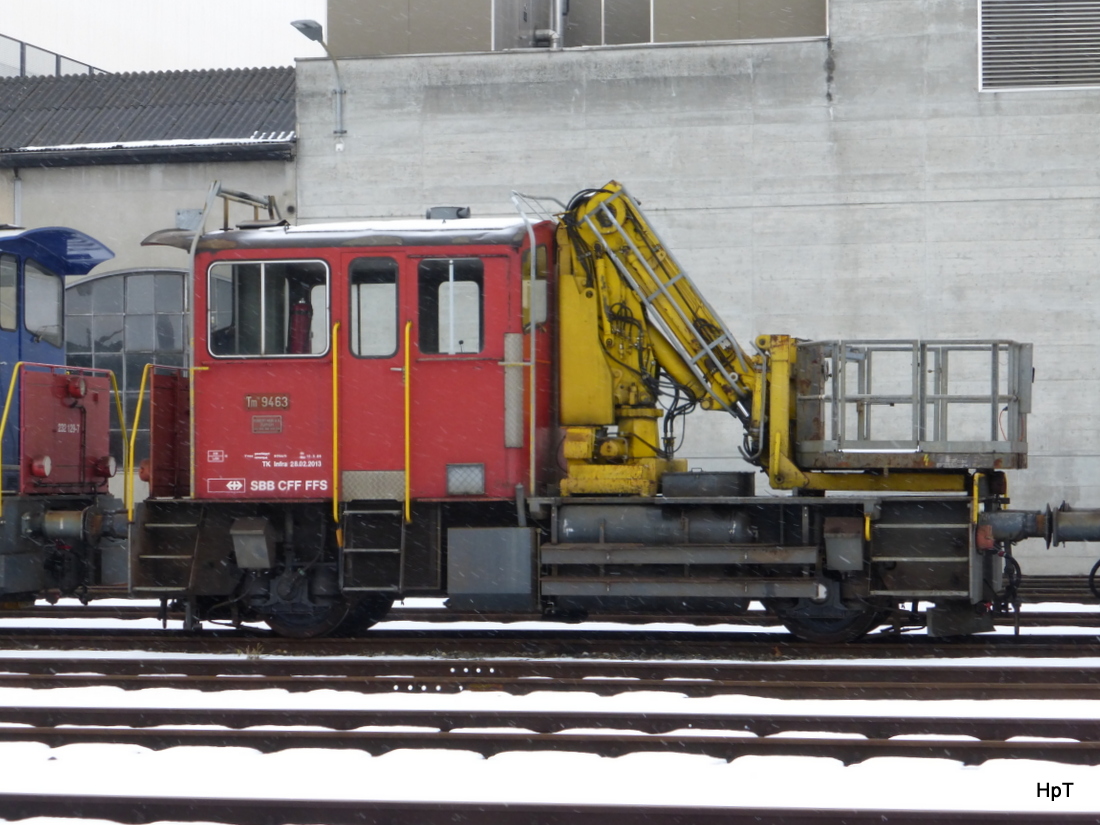 SBB - Tm 2/2 9463 abgestellt im Areal der IW Biel am 01.02.2015 .. Standort des Fotografen ausserhalb der IW Biel