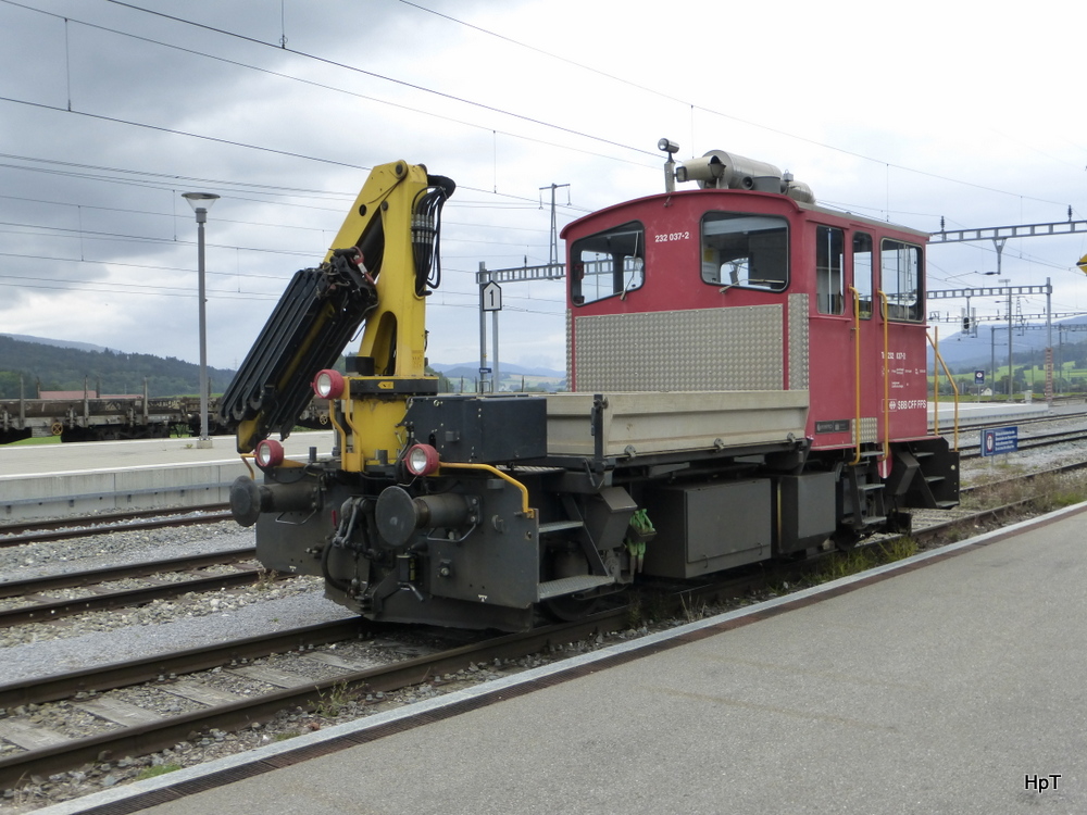 SBB - Tm 232 037-3 im Bahnhofsareal von Glovelier am 31.08.2014