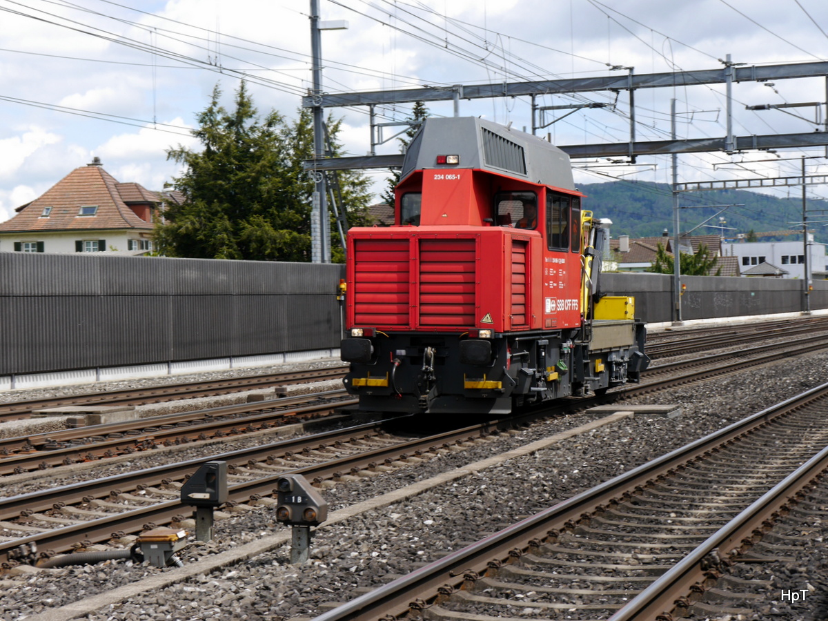 SBB - Tm 234 065-1 bei der durchfahrt im Bahnhof Rothrist am 03.05.2017