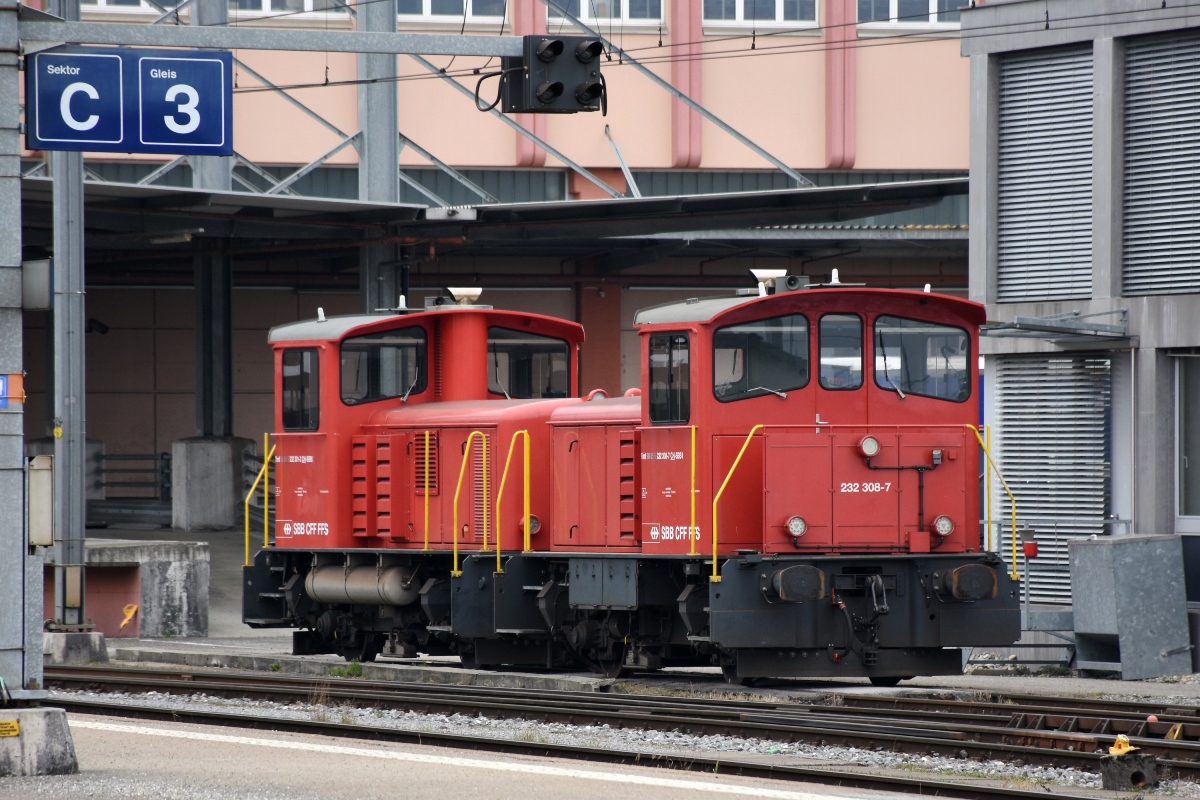 SBB Tmf 232 301-2 und 308-7 (Tmf 98 85 5 232 301-2 CH-SBB I und Tmf 98 85 5 232 308-7 CH-SBB I) am 17.03.2018 im Bahnhof St. Margrethen SG