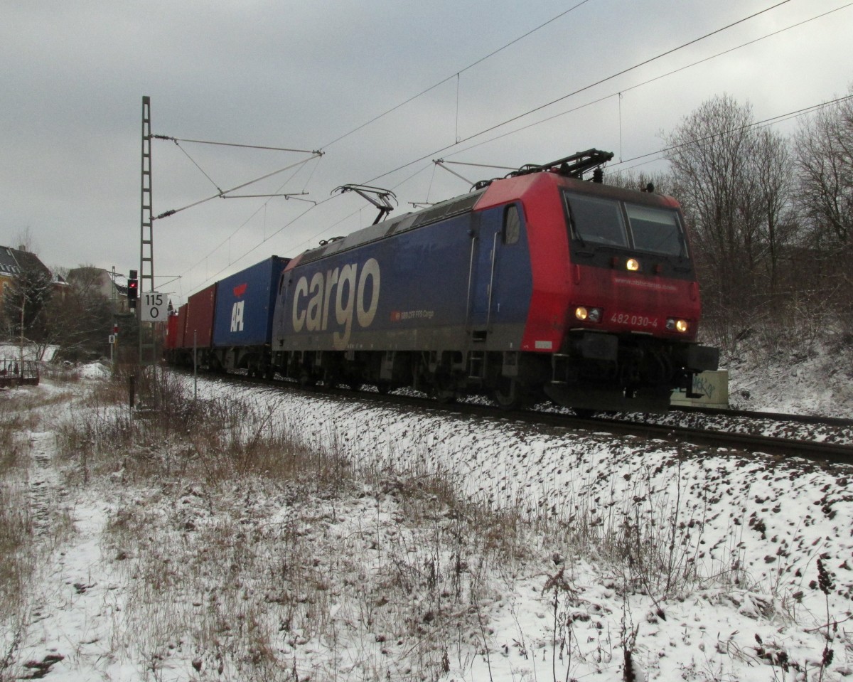 SBB Traxx 482 030-4 am Containerzug aus Hof, gesehen am 24.01.2015 in Plauen. 