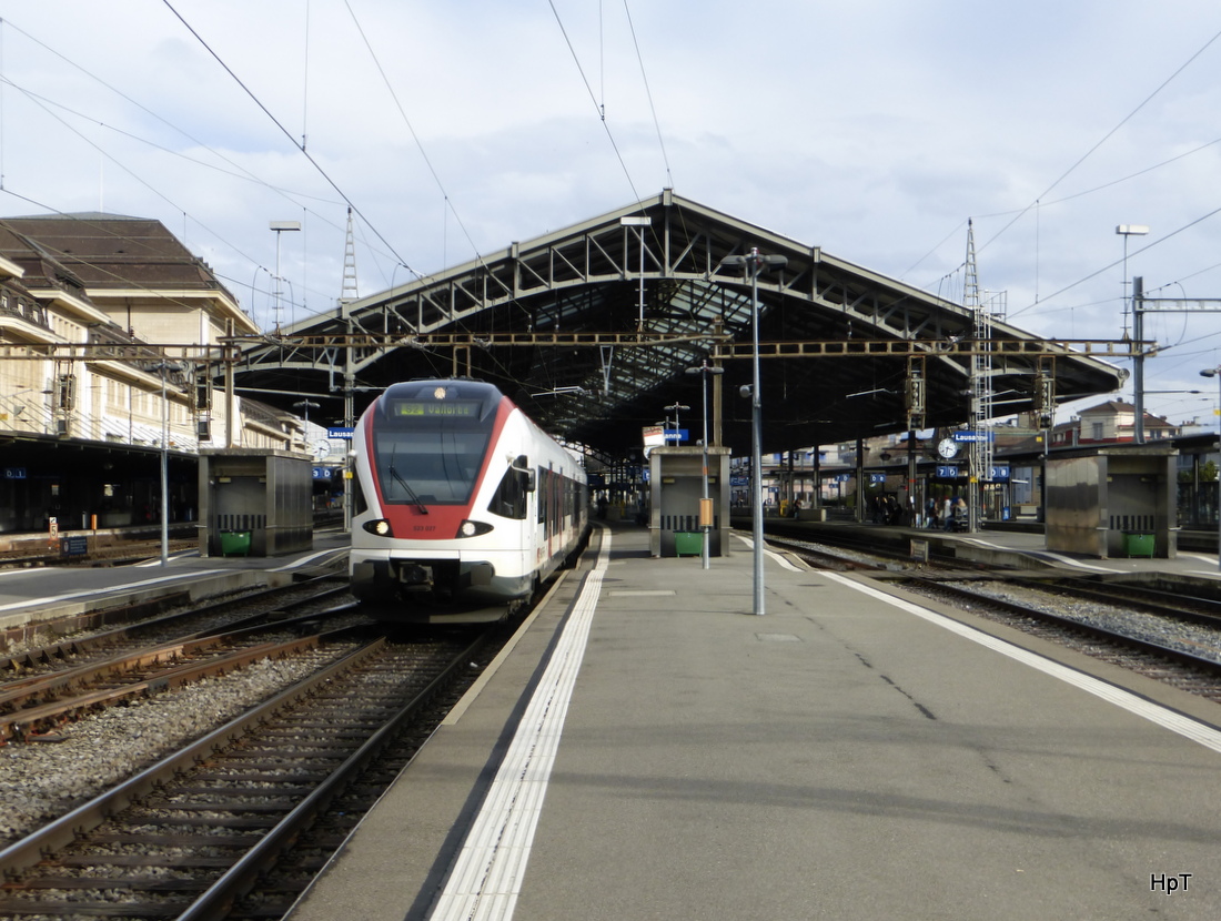 SBB - Treibzug RABe 523 027-6 beim verlassen der Bahnhofshalle in Lausanne am 14.02.2015