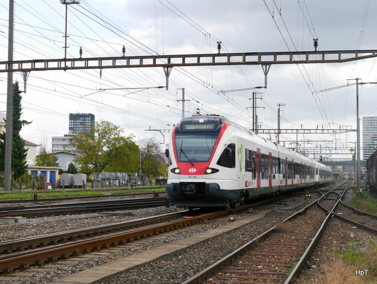 SBB - Triebwagen RABe 521 016 unterwegs bei Prattelen am 28.10.2017
