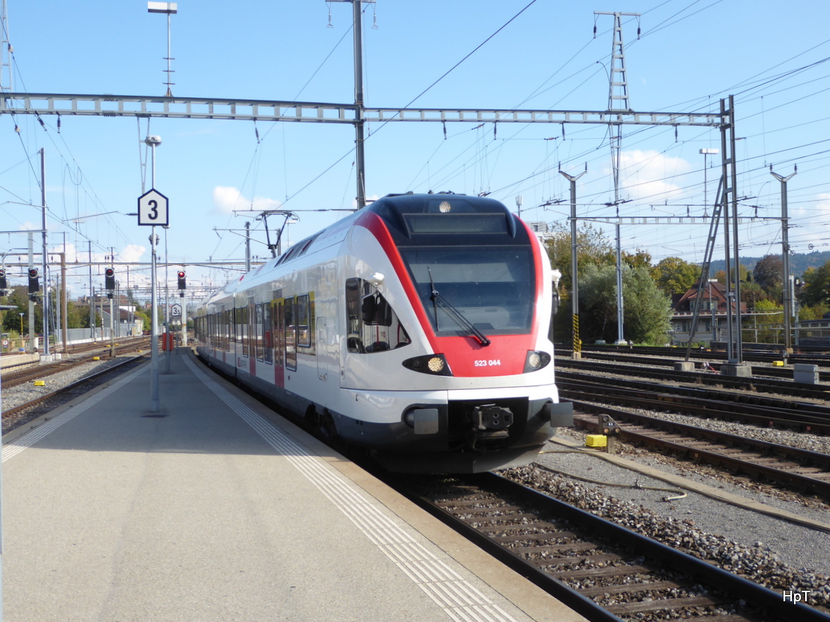 SBB - Triebwagen RABe 523 044 bei der einfahrt im Bahnhof Biel am 27.09.2017
