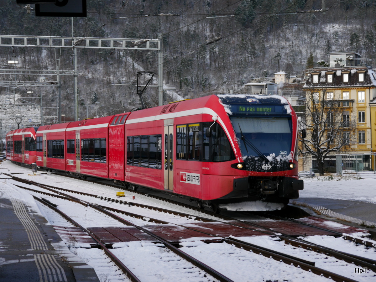 SBB - Triebwagen RABe 526 281-6 und 526 264 bei der einfahrt in den Bahnhof von Biel / bienne am 09.12.2017