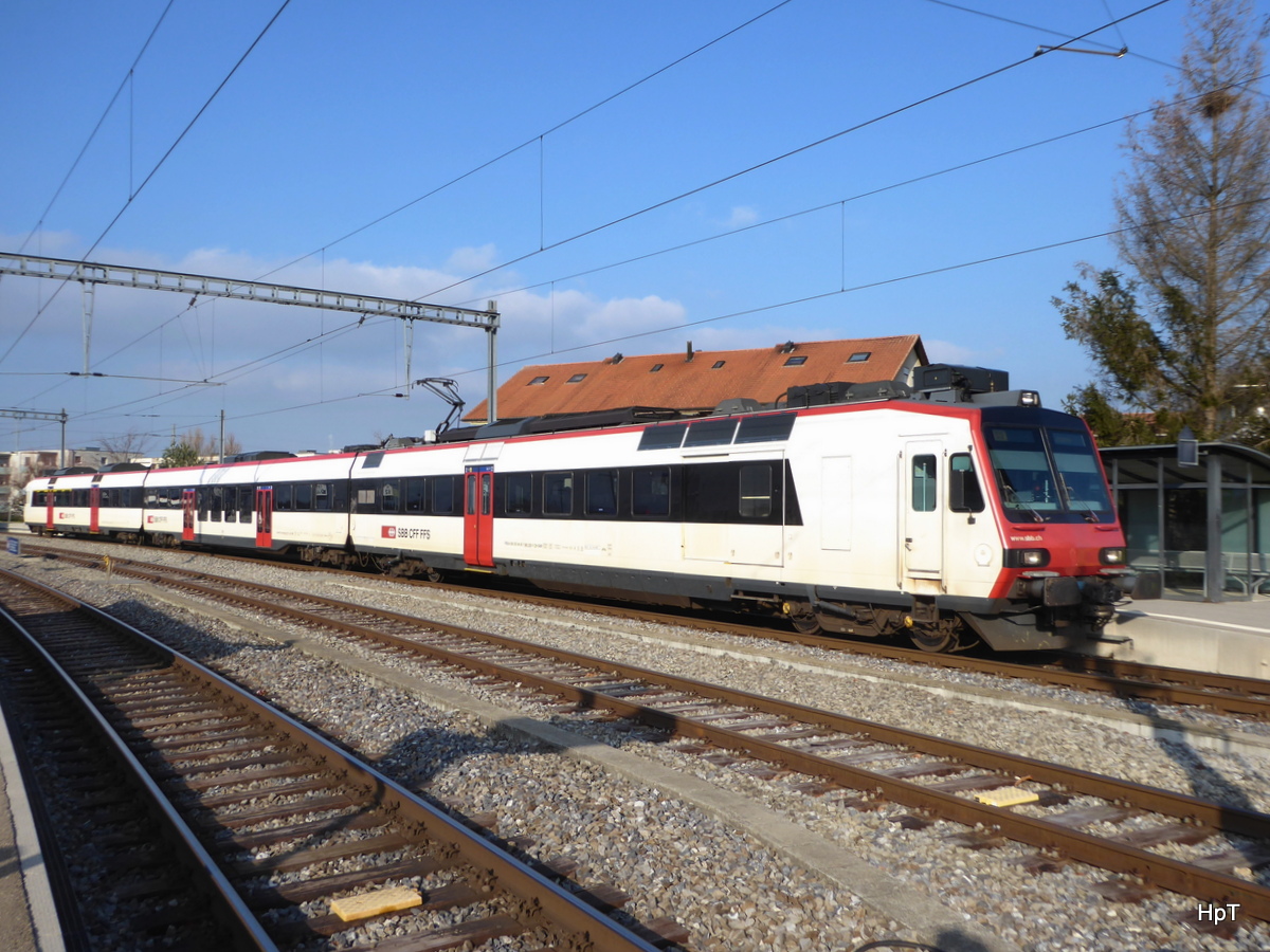 SBB - Triebwagen RBDe 4/4  560 230-5 an der Spitze eines Regio nach Lausanne im Bahnhof Kerzers am 13.01.2018