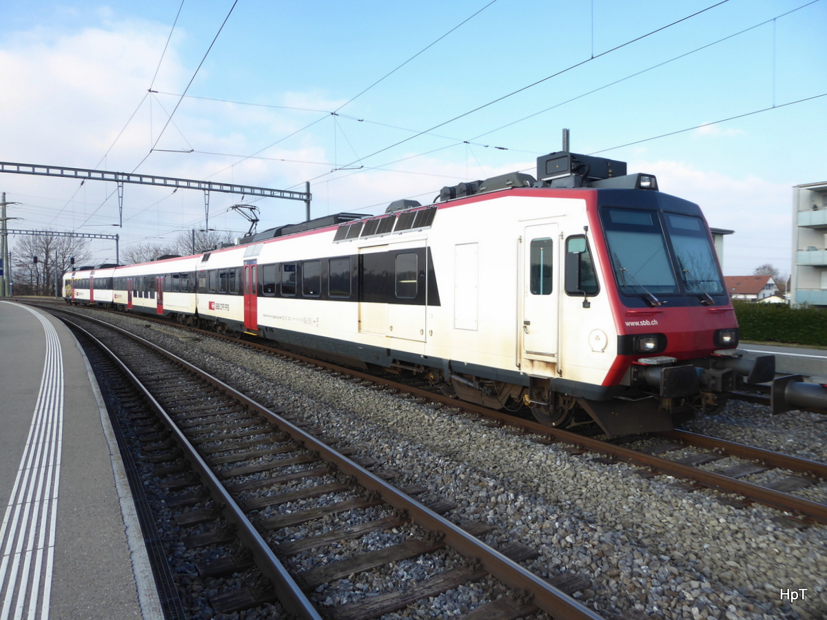SBB - Triebwagen RBDe 4/4 560 233-9 an der Spitze eines Regio abgestellt im Bahnhof Kerzers am 13.01.2018
