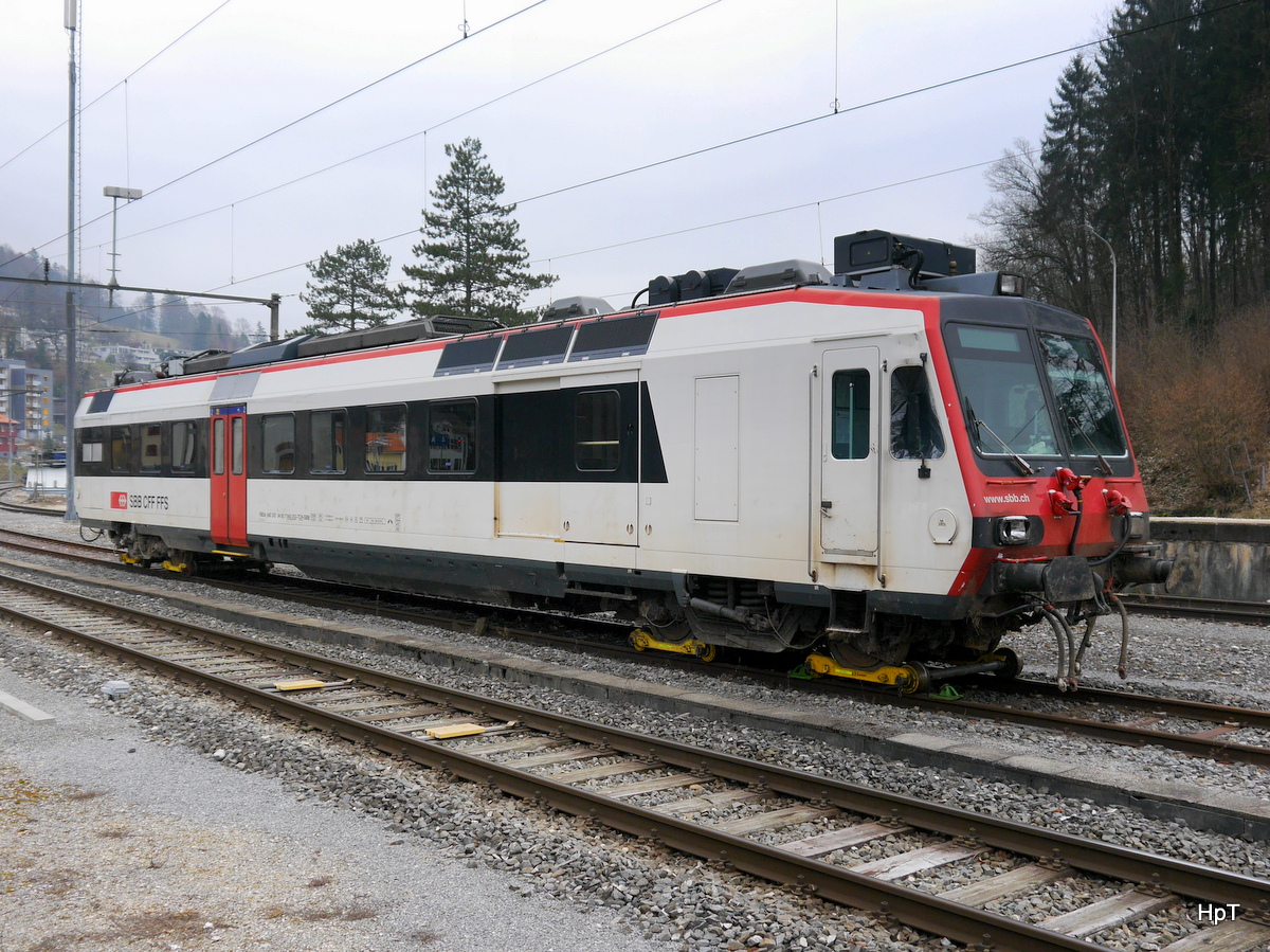 SBB - Triebwagen RBDe 4/4 560 253-7 auf Hilfsdrehgestellen wegen eines Erdrutsch zwischen Lommiswil und Oberdorf abgestellt in Moutier am 24.02.2018