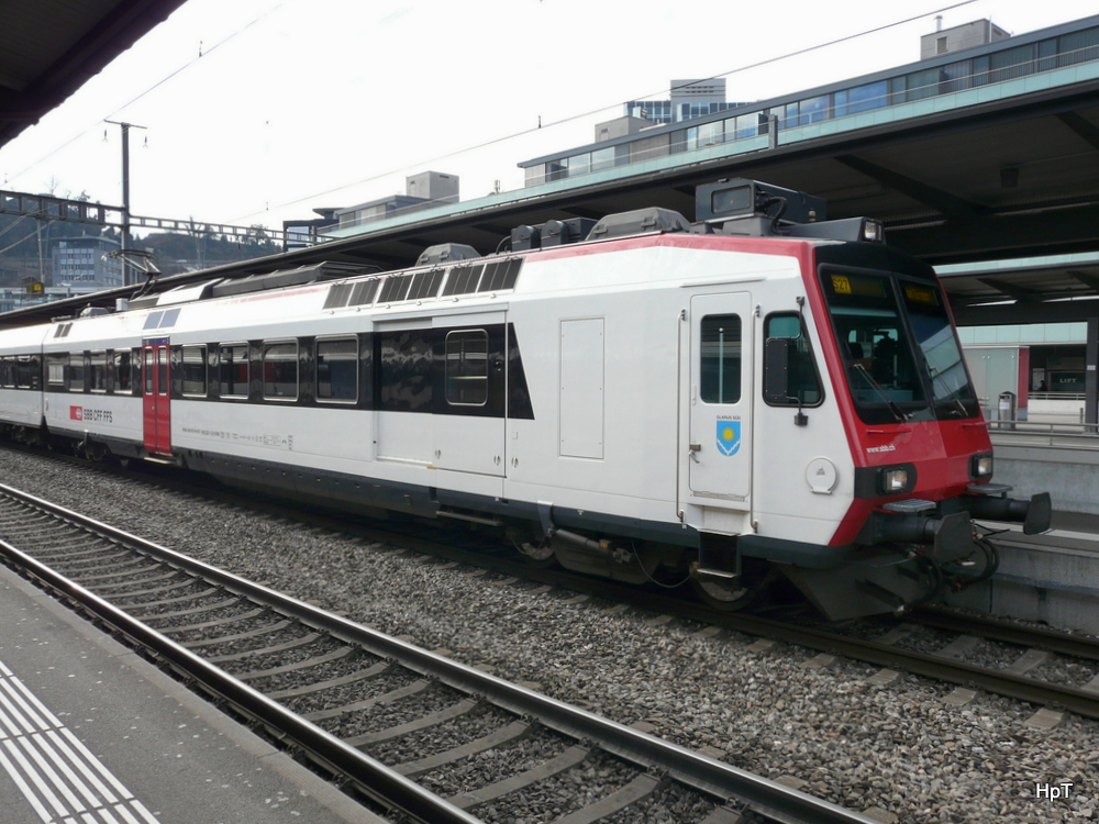 SBB - Triebwagen RBDe 4/4  560 222-2 mit dem Wappen   Glarus Süd   im Bahnhof Baden am 28.12.2013
