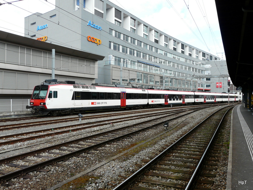 SBB - Triebwagen RBDe 4/4 560 273-5 an der Spitze eines Reservezuges abgestellt in Fribourg am 01.03.2014