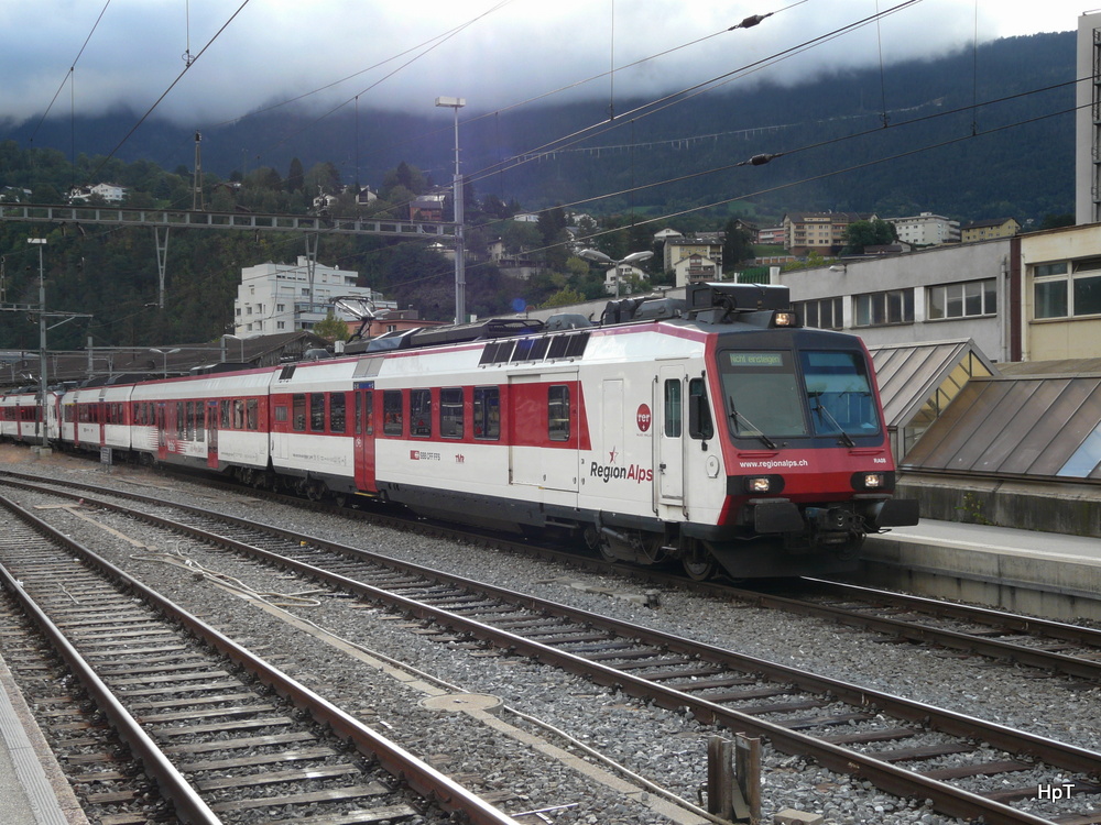 SBB - Triebwagen RBDe 4/4 560 408-7 im Bahnhof Brig am Warten auf Arbeit am 22.09.2014