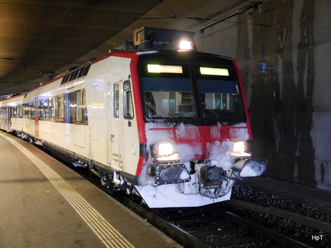 SBB - Triebwagen RBDe 4/4 560 228-9 im Bahnhof Bern am 31.01.2015